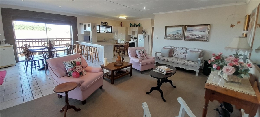 5 Bedroom Property for Sale in Wavecrest Eastern Cape
